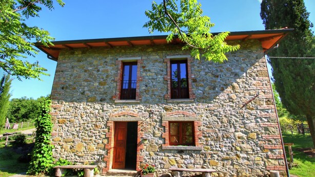 A stone building with two windows and a door, surrounded by greenery. - Rustic Holiday Home, Ortignano (Ortignano Raggiolo)