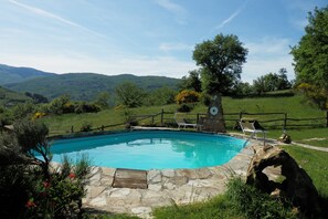 House | Pool | Outdoor pool - Rustic Holiday Home, Ortignano (Ortignano Raggiolo)
