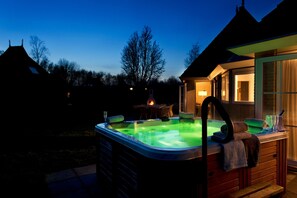 A hot tub in a wooden cabin with a view of the sky and trees. - Holiday Home With Sauna and Outdoor spa (Earnewald)
