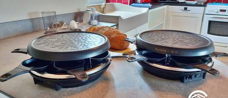 Réfrigérateur, four à micro-ondes, un four, lave-vaisselle