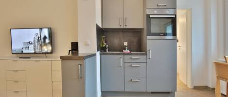Fridge, oven, stovetop, coffee/tea maker