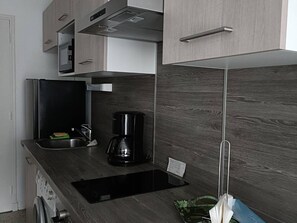 Kühlschrank, Mikrowelle, Ofen, Herdplatte