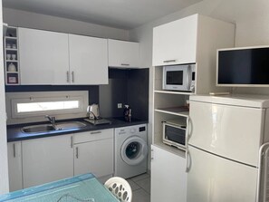 Geladeira, micro-ondas, cooktop