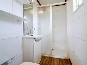Bathroom - Inviting Dune Chalet in Hollum Near Golf Course (Hollum)