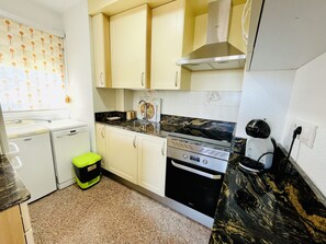 Een koelkast, een microgolfoven, een oven, een vaatwasser