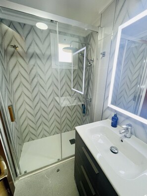 Shower, towels