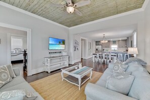 Smart TV, Netflix, Hulu, streaming services - Island Time Poolside | Walk to Beach | Pier (Galveston)