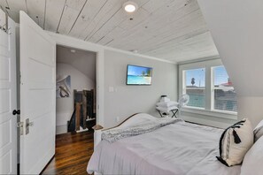 5 bedrooms, desk, iron/ironing board, travel cot - Island Time Poolside | Walk to Beach | Pier (Galveston)