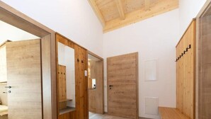 Un interior moderno con puertas de madera y un banco.