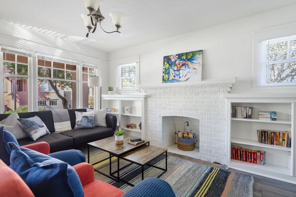 TV, fireplace, stereo - MV121 Walk to the Ocean Pacific Grove Cottage 30 Nts min (Pacific Grove)