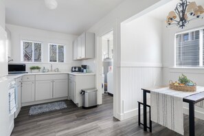 Fridge, microwave, oven, stovetop - MV121 Walk to the Ocean Pacific Grove Cottage 30 Nts min (Pacific Grove)