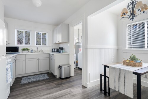 MV121 Walk to the Ocean Pacific Grove Cottage 30 Nts min