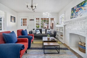 Lobby - MV121 Walk to the Ocean Pacific Grove Cottage 30 Nts min (Pacific Grove)