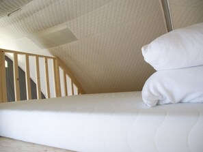 2 habitaciones, muebles diferentes y ropa de cama