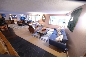 スマートテレビ、暖炉、書斎 / ワークスペース