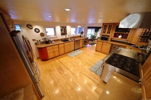 冷蔵庫、電子レンジ、オーブン、コンロ