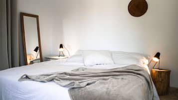 Habitación | Caja de seguridad en la habitación y tabla de planchar con plancha