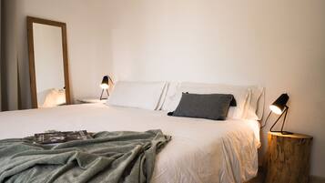 Quarto casal superior | Cofres nos quartos, ferros/tábuas de passar roupa, Wi-Fi de cortesia