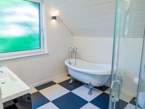 Villa | Badezimmer | Badewanne