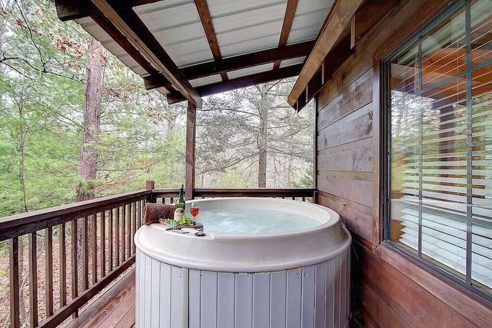 Romantic Cabin w\/ HOT TUB! Fire Pit & Views!