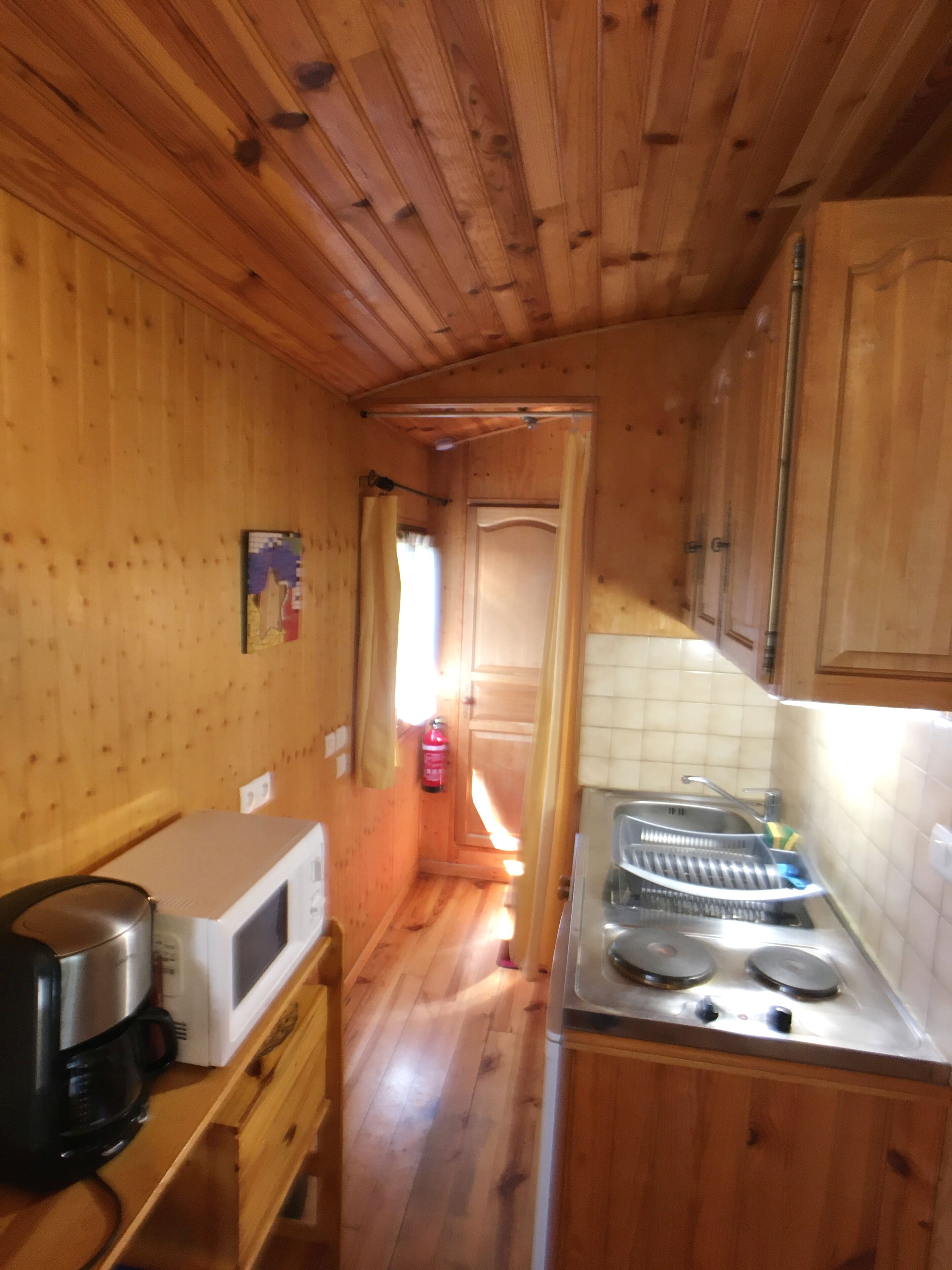 Kühlschrank, Mikrowelle, Herdplatte, Wasserkocher mit Kaffee-/Teezubehör