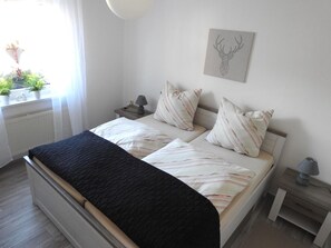 House | 2 bedrooms, individually furnished, bed sheets - Family-friendly Escape (Ballenstedt)