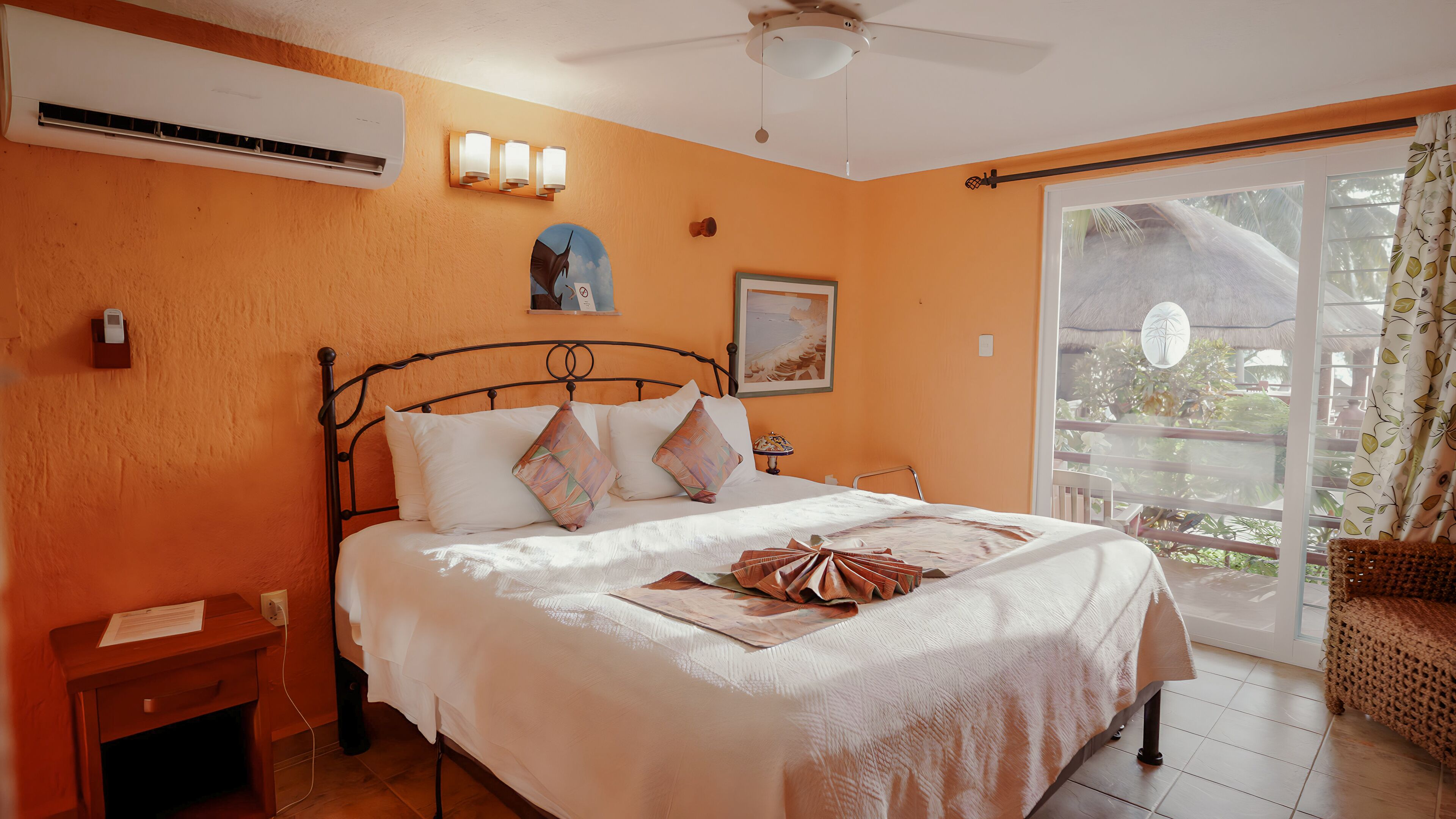 7 slaapkamers, een kluis op de kamer, een bureau, reisbedje