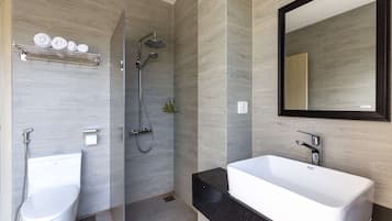 Studio Superior | Kamar mandi | Bathtub dan shower terpisah, shower pijat air, dan pengering rambut