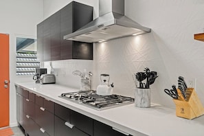 Réfrigérateur, four à micro-ondes, un four, surface de cuisson
