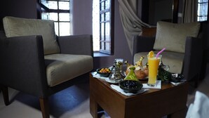 Comfort Quadruple Room | Laptop workspace, bed sheets - Kasbah de Tifoultoute (Tarmigt)