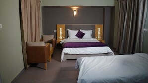 Comfort Quadruple Room | Laptop workspace, bed sheets - Kasbah de Tifoultoute (Tarmigt)