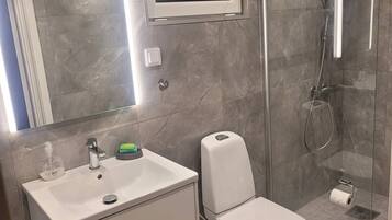 Talo | Kylpyhuone | Suihku, pyyhkeet