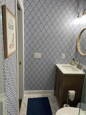 Dusche, Haartrockner, Handtücher, Seife