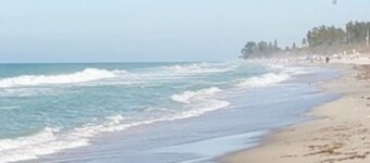 SUNSHINE ON PINE : Coastal Casual Cottage : Mid-Island : Family-Friendly