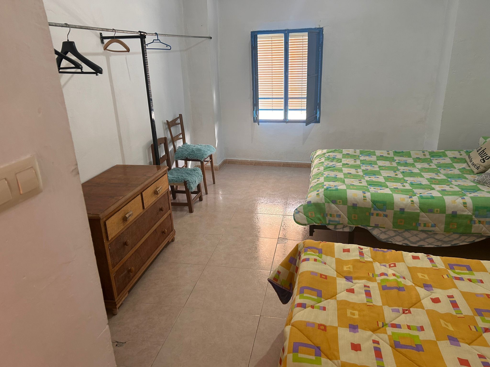 3 habitaciones, escritorio, tabla de planchar con plancha y wifi gratis 