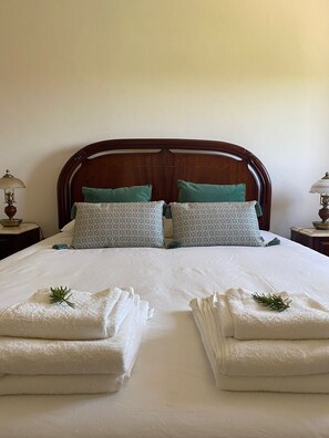 4 makuuhuonetta, silitysrauta/-lauta, vauvan matkasänky, Wi-Fi