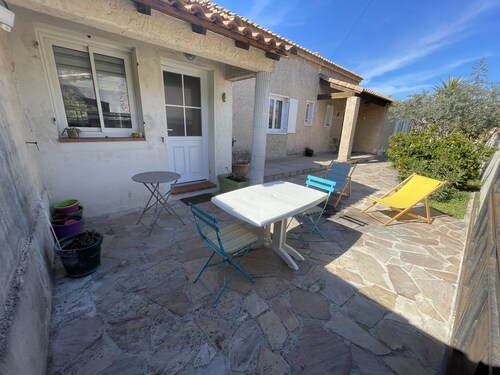 Charming independent T2 near blue coast beach