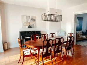 Dining - Relaxing 5 bd home with 1 bd Apartment on 2.5 acres near MD beaches (Berlin)
