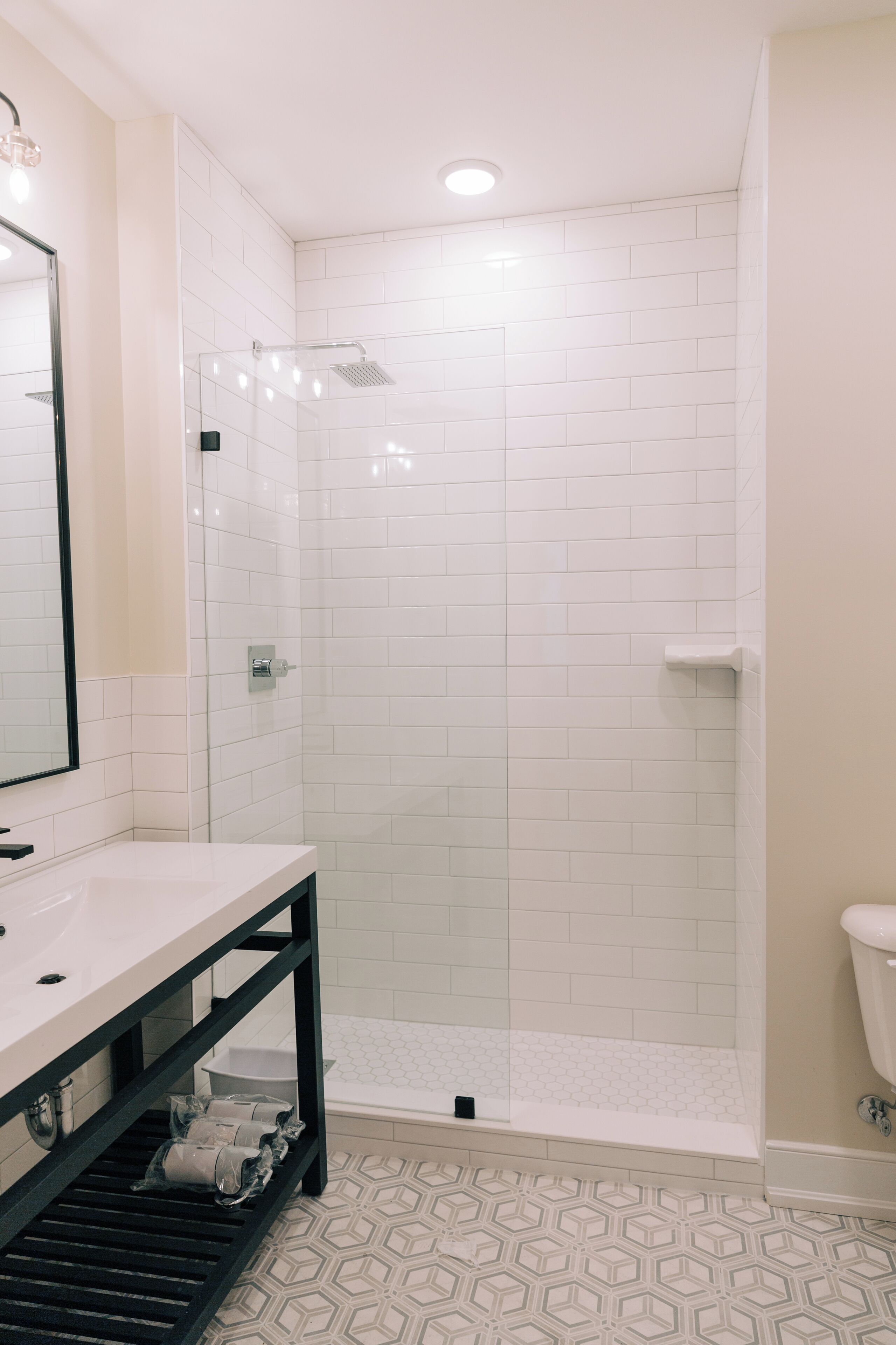 Studio | Badkamer | Een douche, een regendouche, gratis toiletartikelen, een haardroger
