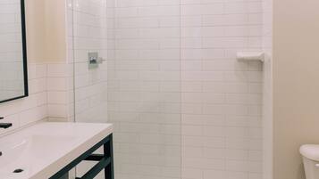 Studio | Badkamer | Een douche, een regendouche, gratis toiletartikelen, een haardroger