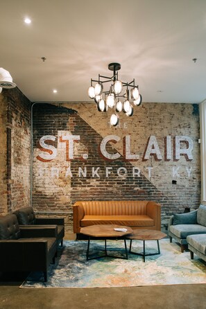 Lobby sitting area - The St. Clair (Frankfort)