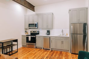 Standard Suite, 1 King Bed | Private kitchen | Microwave, oven, stovetop, dishwasher - The St. Clair (Frankfort)