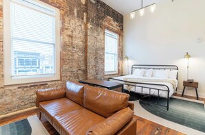 Rom – standard | Dundyner, individuelt innredet og skrivebord for bærbar PC