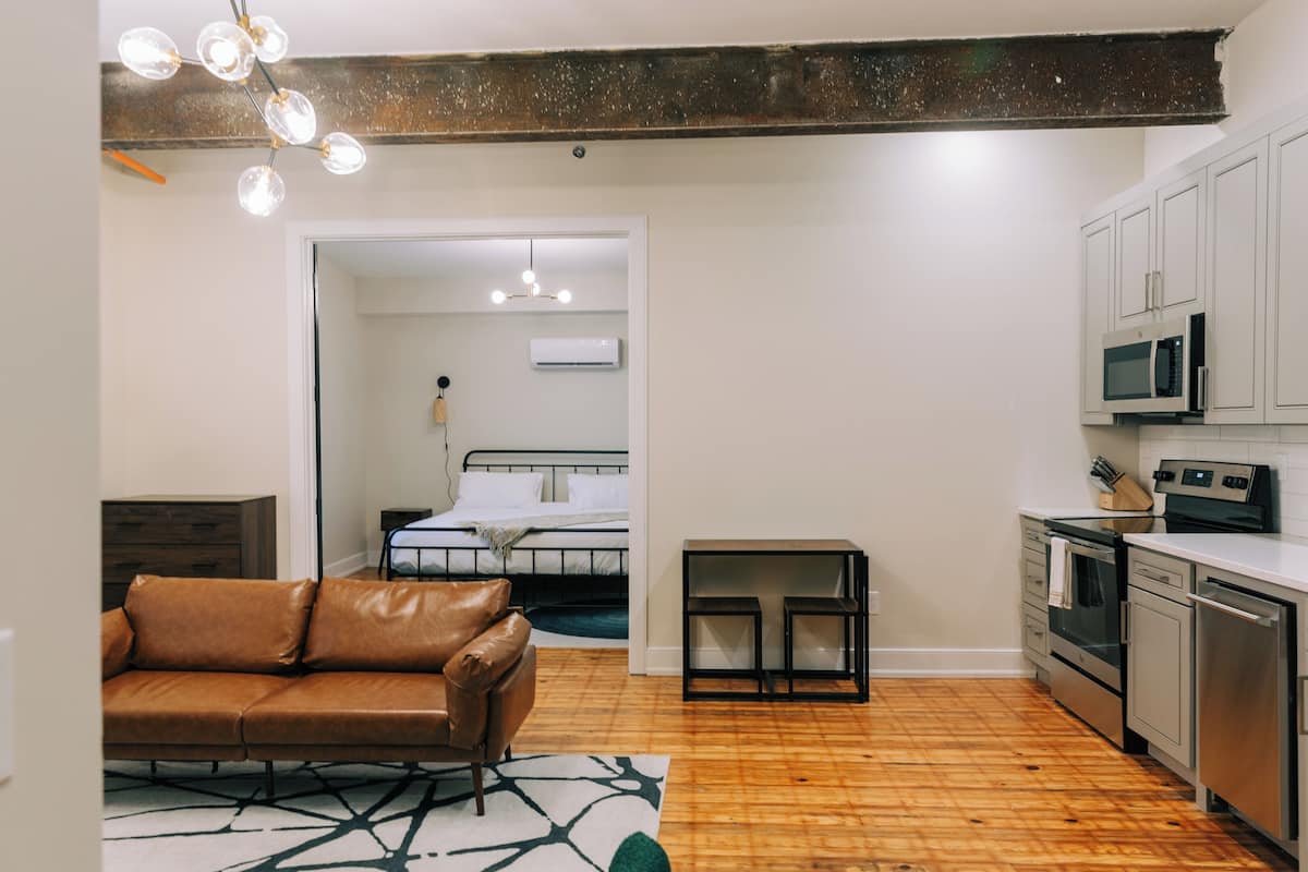 Suite estándar, 1 cama King size | 2 habitaciones, edredón y muebles diferentes