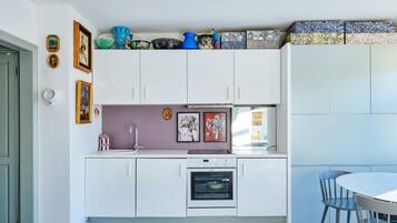 Kühlschrank, Ofen, Herdplatte, Wasserkocher