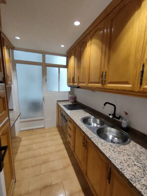 Køleskab, mikrobølgeovn, ovn, kogeplade