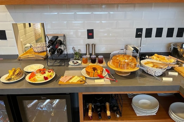 Café da manhã com pratos da culinária local grátis todos os dias