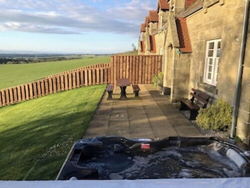 Spectacular uninterrupted views-w/hot tub-5mins from Duns Town