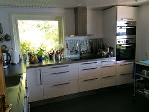 Fridge, microwave, oven, stovetop - Idyllic Swedish vacation home in a dream location directly on the lake, south of Gothenburg (43972 Fjärås)