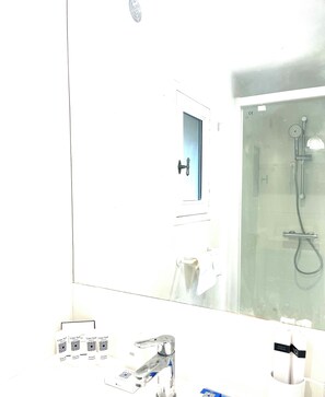 Shower, hair dryer, towels, soap - Guest house "Le Cabanon" 6mn from town center (Aix-en-Provence)